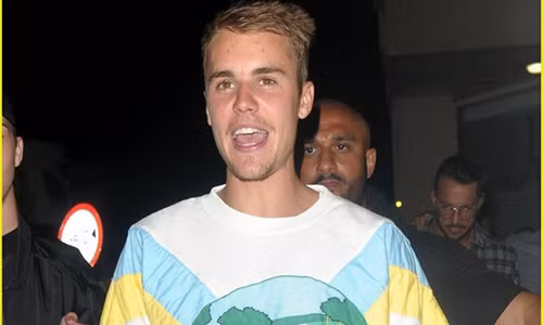 Justin Bieber xuat hien voi guong mat pho phac day mun