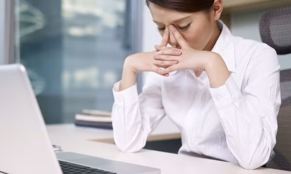 Bạn thiếu năng lượng Khi bạn ăn nhiều thực phẩm chứa carbohydrate đơn, lượng đường trong máu sẽ tăng lên đột biến. Sau đó, cơ thể tạo ra nhiều insulin hơn, khiến bạn cảm thấy mệt mỏi, buồn ngủ và cơ thể chậm chạp. Ăn nhiều rau, củ, quả giúp cơ thể tái tạo nguồn năng lượng nhanh chóng.