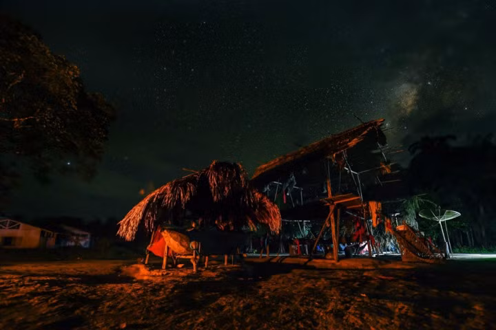 Dân số của bộ lạc Waiapi chỉ còn khoảng 1.200 người, sống rải rác tại những ngôi làng xa xôi chỉ có thể tiếp cận bằng đường thủy hoặc những con đường mòn.