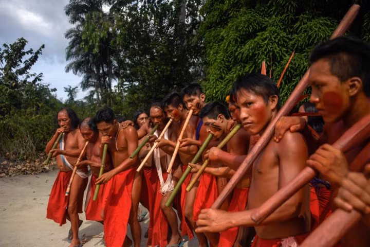 Những người đàn ông thổi sáo, nhảy múa theo một điệu múa truyền thống.