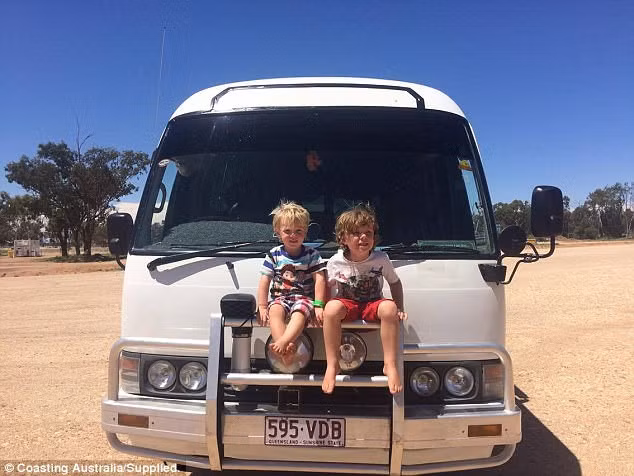 Cả gia đình xuất phát từ Cairns, đi dọc theo đường bờ biển trước khi đến Mount Isa và đi dọc theo một trong những vùng xa xôi hẻo lánh nhất Queensland. Sau đó, họ đến Lightining Ridge ở New South Wales và gần đây đã tới Parkes để cắm trại, câu cá.