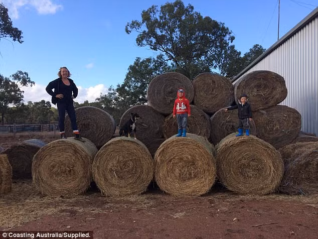 "Đây thực sự là điều tuyệt vời nhất mà chúng tôi từng làm, điều duy nhất cần điều chỉnh là phải ở cùng nhau trong một không gian nhỏ. Vợ chồng tôi đã dạy lũ trẻ cách dựng lều trại, ngủ dưới bầu trời đầy sao và có nhiều trải nghiệm tuyệt vời", Bryony chia sẻ.