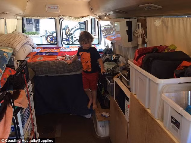 Theo Bryony, du lịch là cách để có nhiều thời gian hơn với lũ trẻ, có thời gian để chăm sóc con và mang đến những kỷ niệm và trải nghiệm tuyệt vời. Từ đầu năm 2017, cặp đôi này bắt đầu tiết kiệm tiền và tìm kiếm một chiếc xe.