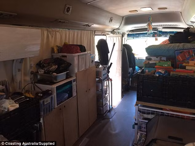 "Hồi tháng 3, chúng tôi tìm trên trang bán hàng trực tuyến Gumtree được một chiếc xe bus có giá 14.000 USD", Bryony kể. Để chuẩn bị cho chuyến đi, Bryony và Paul bán quần áo, đồ chơi, đồ đạc không còn cần đến. Trước khi đi, cặp vợ chồng này đóng gói các đồ còn lại như album ảnh, đồ chơi để ở phía sau xe bus và cho thuê toàn bộ căn nhà.