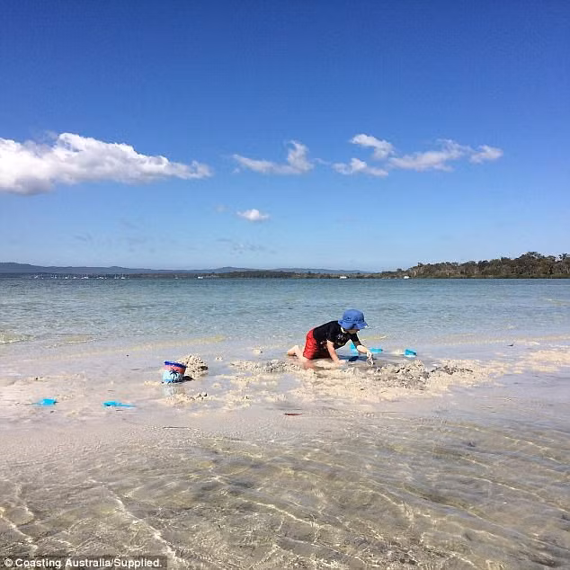 Trong suốt hành trình, họ phải dừng trên đường để tắm ở bể bơi công cộng và giặt quần áo tại các tiệm giặt tự động. Trên đường đi, Bryony làm đánh giá sản phẩm online và chồng làm đầu bếp để kiếm tiền.