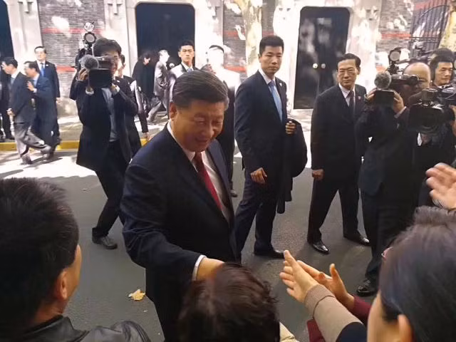 Ngày 31.10, ông Tập đến thăm thành phố Thượng Hải - nơi diễn ra đại hội đầu tiên của Đảng Cộng sản Trung Quốc. Trong chuyến thăm, ông Tập đi cùng 6 quan chức – những người được bầu vào Ban Thường vụ Bộ Chính trị Đảng Cộng sản Trung Quốc hồi đầu tháng.