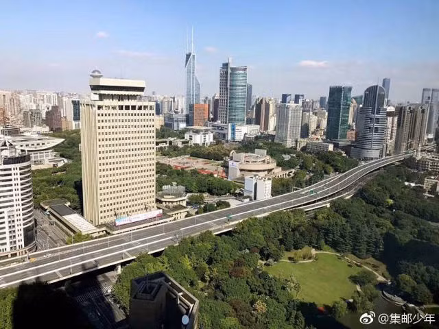 Dân số của Thượng Hải hiện ước tính là hơn 24 triệu người. Tuy nhiên, trung tâm thành phố trông như không có người ở trong những bức ảnh này.