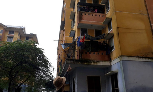 Bé gái rơi từ cửa sổ tầng 3 xuống đất, tử vong. Ảnh: Điền Quang.