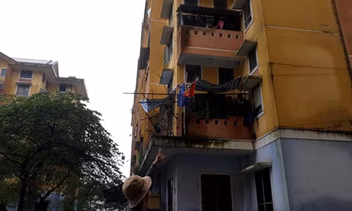 Bé gái rơi từ cửa sổ tầng 3 xuống đất, tử vong. Ảnh: Điền Quang.