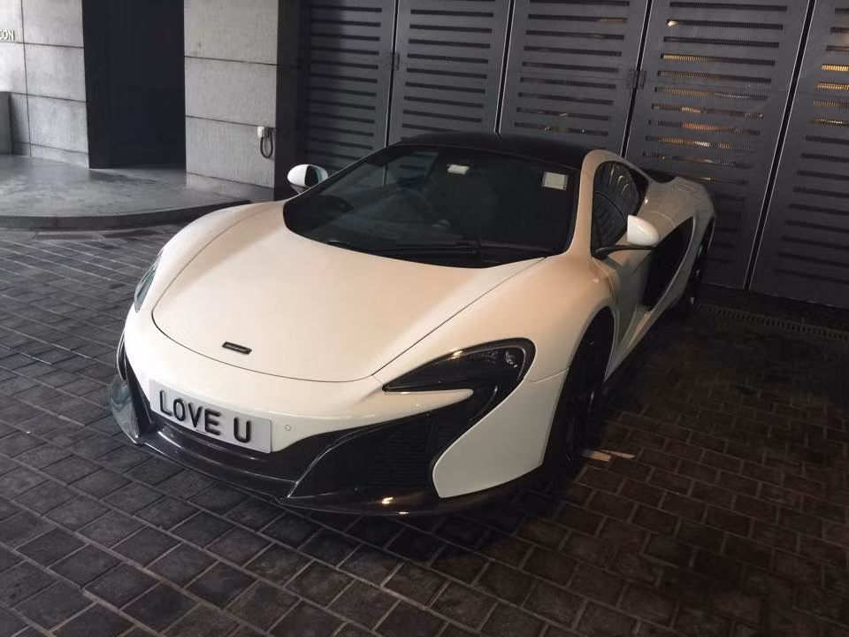 L0VE U (Hong Kong): Hiện đây là một trong những tấm biển đắt nhất ở Hong Kong với 1,4 triệu đô Hong Kong (179.000 USD hoặc 4 tỷ đồng). Tấm biển này thuộc về doanh nhân Hong Kong Pal Lai.