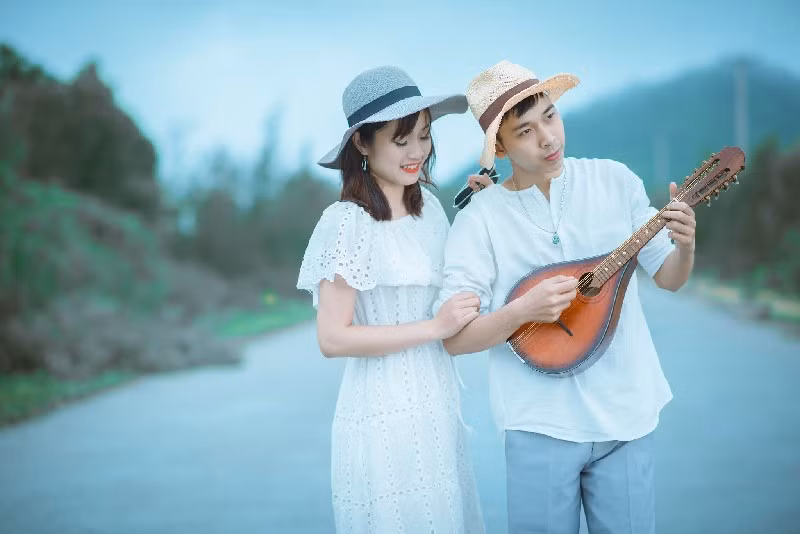 Nói về bộ ảnh cưới dễ thương của mình, chú rể kể: “Thực ra ảnh cưới nên chúng mình xác định sẽ chụp tự nhiên nhất, không quan trọng đứng ra tạo dáng, địa điểm các kiểu. Ban đầu cũng dự định chụp ở biển theo phong cách lãng mạn nhất. tuy nhiên trong quá trình chụp thì thấy xe rùa, ở cạnh nhà thế là chúng mình diễn luôn”.