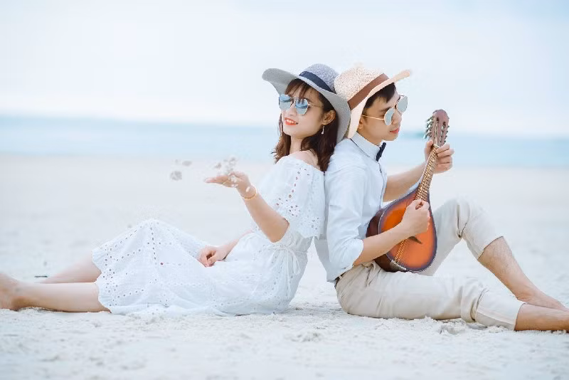 Tuy là một cặp đôi rất lãng mạn nhưng ít ai biết cả hai đều có sở thích trái ngược nhau. Nếu như chàng trai là người khá kiệm lời thì cô gái là người cực kì hoạt ngôn, bạn gái thích đi xem phim thì anh chàng chỉ muốn ở nhà.