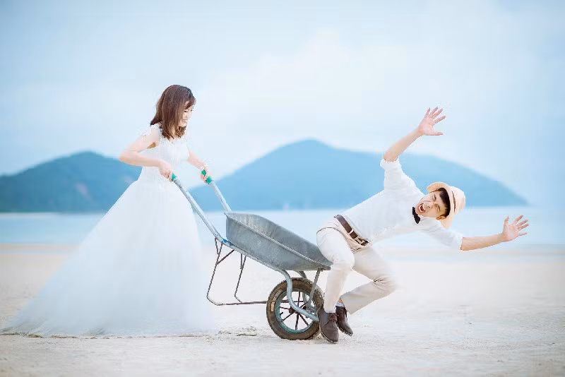 Chủ nhân của bộ ảnh cưới cực dễ thương là chú rể Lê Văn Đông (sinh năm 1991) và cô dâu Nguyễn Thị Thắm (sinh năm 1993), hiện cả hai đang sinh sống làm việc ở Hà Nội.