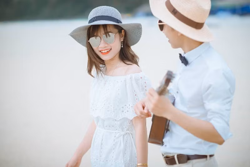 “Mình thích nuôi một chú chó, tìm trên mạng thì thấy bạn gái rao nhà cún con mới sinh nên mình tìm đến hỏi mua. Ấn tượng đầu tiên khi gặp bạn gái thì cô ấy rất ít nói và khá là kiêu kì nên mình cũng chả có ý định gì. Trong quá trình trao đổi với cách chăm sóc cún thì dần nhận ra mình có cảm tình với cô ấy”, Văn Đông chia sẻ về cơ duyên để bắt đầu chuyện tình yêu của mình.