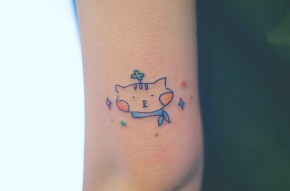 Các bạn nữ cute hẳn sẽ thích mê hình xăm mèo "ngố" nhiều màu sắc này.