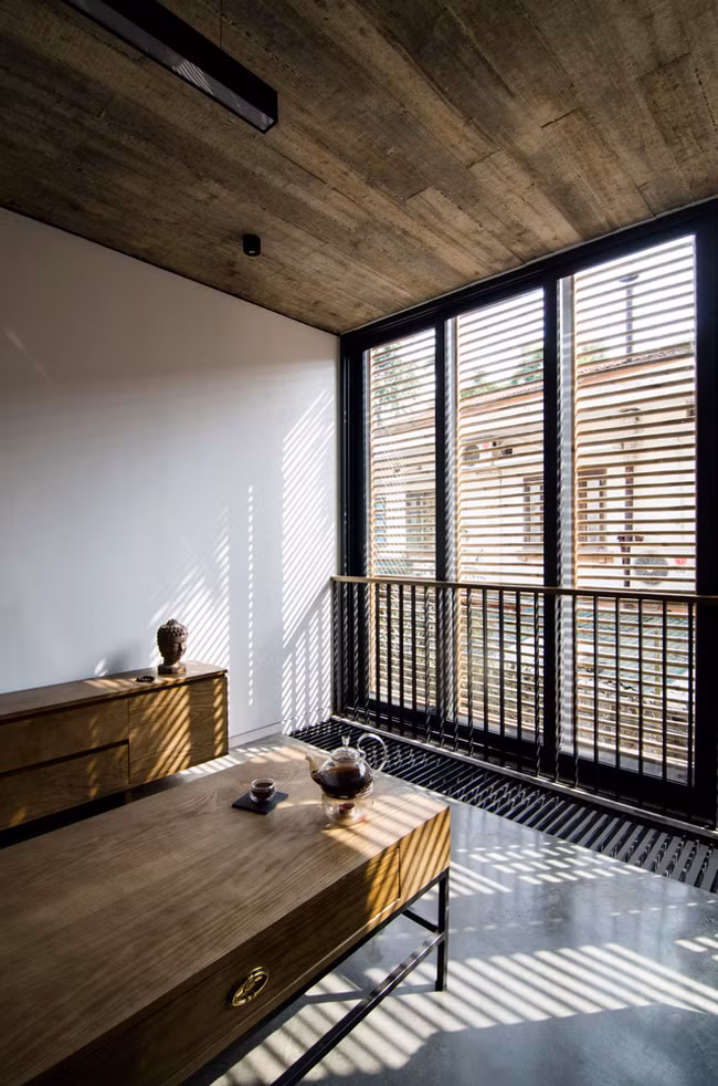 Các vật liệu xây dựng thông thường như bê thông, đá, thép được kết hợp một cách linh hoạt với ngói, gỗ, tre...tạo nên không gian sống hiện đại đan xen truyền thống.