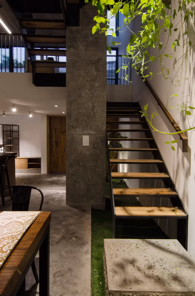 Cầu thang đơn giản, "nép" vào một góc nhà để nhường chỗ cho các phần không gian khác.