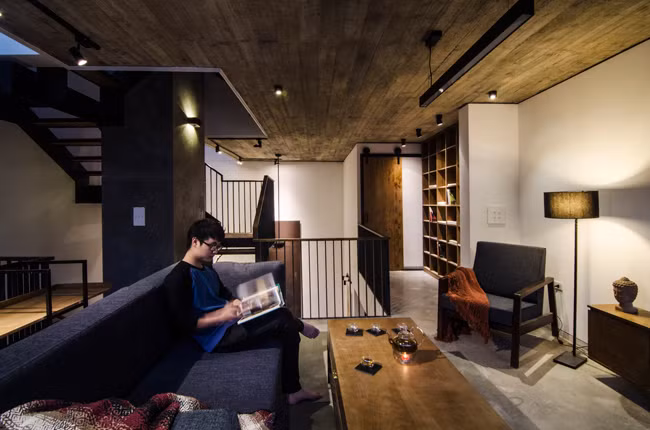 Tầng 2 là phòng tiếp khách, thư viện và kho.