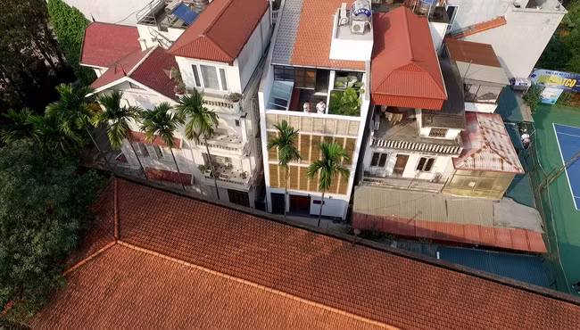 Bao Tay tam tac khen ngoi nha Ha Noi co cua so tre cao 8m