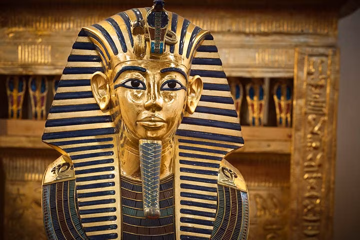 Nguyên nhân cái chết của Vua Tutankhamun: Vua Tutankhamun là một trong những vị pharaoh nổi tiếng của Ai Cập dù qua đời khi còn trẻ. Theo ảnh chụp X-quang và chụp cắt lớp CT xác ướp, nhà vua bị thương khá nặng ở xương sườn và bị gãy một chân. Điều này dẫn tới kết luận rằng nhà vua chết do bị một xe ngựa đâm phải. Ảnh: MomJunction.