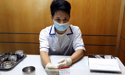 Phia sau 4 to ket qua xet nghiem ADN cua co gai xinh dep