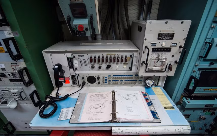 2. Khu phóng tên lửa Ronald Reagan Minuteman, Mỹ: Tới khu di tích lịch sử cấp quốc gia ở Bắc Dakota, du khách sẽ được tham quan các cơ sở phía trên và nghe hướng dẫn viên kể những câu chuyện thú vị. Sau đó, bạn sẽ được vào sau cánh cửa bê tông chống bom để xem các thiết bị phóng tên lửa.