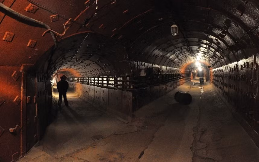 3. Boongke số 42, Nga: Boongke số 42 được xây dựng vào đầu những năm 1950 để phòng thảm họa hạt nhân. Boongke có sức chứa lên tới 3.000 người và có thể duy trì sự sống cho họ trong 90 ngày. Hiện tại, nơi này đã trở thành một bảo tàng, thậm chí còn là chỗ tổ chức đám cưới.