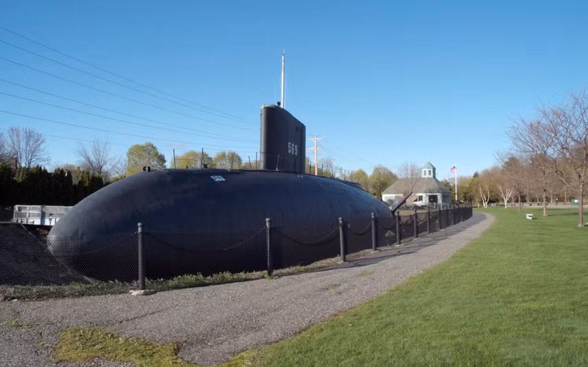 4. USS Albacore, Mỹ: Đây từng là tàu ngầm hiện đại nhất của Hải quân Mỹ và là trung tâm nghiên cứu trong thời kỳ chạy đua vũ khí. Ngày nay, USS Albacore nằm ở cảng Portsmouth, New Hampshire, và được mở cửa cho công chúng tham quan. Tàu phát băng giải thích từng khu vực, du khách cũng có thể nghe băng ghi âm thủy thủ nói về cuộc sống trên tàu.