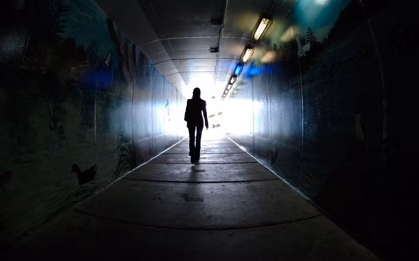 5. Đường hầm Drakelow, Anh: Cũng là một nơi trú ẩn trong thời Chiến tranh Lạnh, hầm Drakelow nằm dưới công viên hạt Kingsford, gần Kidderminster. Đường hầm này dài gần 6 km, có đủ nơi ngủ, nhà kho, xưởng chế tác, các thiết bị điện tử, nhà vệ sinh, văn phòng, thậm chí cả một phòng thu của BBC. Khu vực này đã được bán lại vào đầu thập niên 1990. Du khách có thể tới tham quan vào một số ngày nhất định.