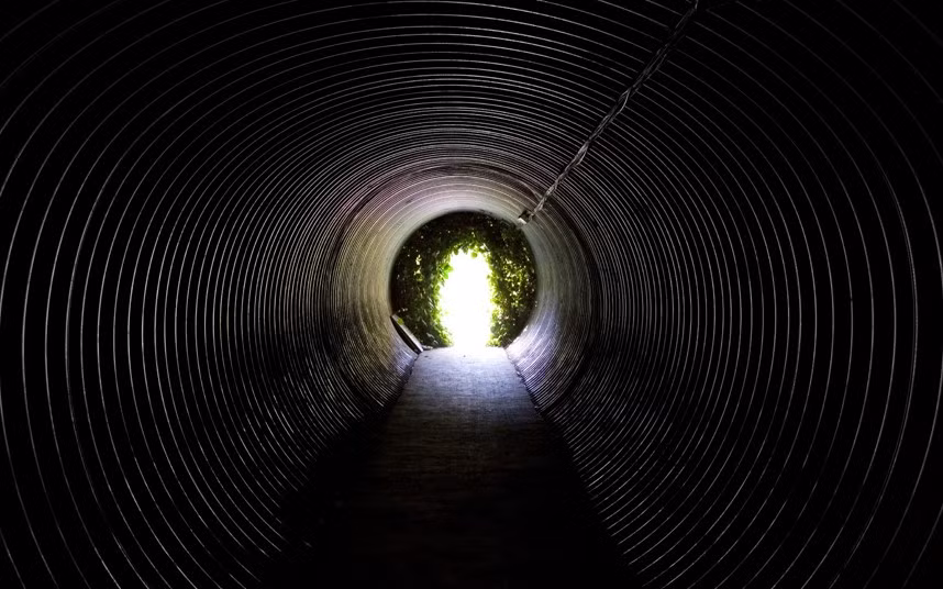 1. Hầm Kelvedon, Anh: Trong Chiến tranh lạnh, hầm Kelvedon ở Essex ẩn sau một ngôi nhà bình thường được chọn là nơi trú ẩn trong trường hợp tên lửa liên lục địa được khai hỏa. Hiện tại, cửa hầm có biển đề “Boongke hạt nhân bí mật”. Hầm Kelvedon nằm ở độ sâu 38 m so với mặt đất, đủ sức chứa 600 người và có cửa chống bom.