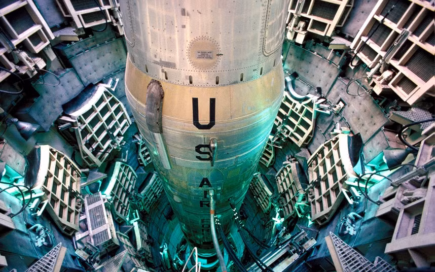 9. Bảo tàng tên lửa Titan, Mỹ: Nằm ở Arizona, bảo tàng Titan có tường dày 2,4 m, 3 cửa chống bom. Du khách sẽ được thấy chiếc tủ cất chìa khóa bệ phóng và đứng dưới đầu đạn khổng lồ.