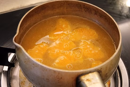 - Tiếp đó bạn cho phần tép cam vào và khuấy thật nhẹ tay để cam không bị nát nhé.