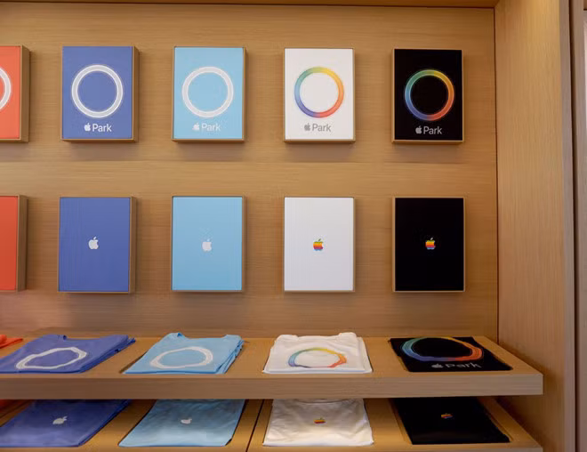 Hôm thứ 6 (17/11), Apple mở cửa Apple Park Visitor Center - gương mặt đại diện của trụ sở mới. Không ngạc nhiên khi Apple cho mở một cửa hàng rất lớn tại đây. Tuy nhiên, những sản phẩm như iPhone X, Apple Watch, MacBook chỉ đóng vài trò là vật trưng bày. Sản phẩm chính được bán ở đây là áo T-shirt, các loại túi, thiệp.