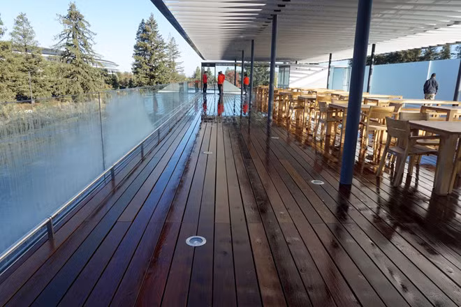 Về cơ bản, khu vực tham quan này như một cửa hàng Apple Store mở rộng. Tuy nhiên với Apple, ý nghĩa của nó thực sự lớn. Theo Táo khuyết, đây là cơ hội để họ phô diễn những thiết kế độc đáo, tưởng nhớ đến Steve Jobs.