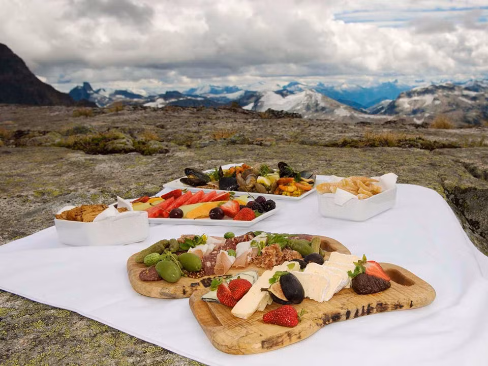 Trực thăng cá nhân, Sonora Resort, British Columbia, Canada: Du khách đến Sonora Resort có cơ hội được khám phá những đỉnh núi phủ đầy tuyết trắng hay những hòn đảo băng giá dọc theo bờ biển British Columbia thông qua một chuyến du lịch trực thăng riêng được resort cung cấp. Với chi phí khoảng 3.900 USD cho một giờ và 5.600 USD cho 2,5 giờ, tour du lịch này sẽ đưa du khách đến các địa điểm có cảnh quan ngoạn mục ít được nhìn thấy. Ngoài ra, du khách còn được thưởng thức bữa ăn dã ngoại tại một đỉnh núi cao với cảnh quan tuyệt đẹp. Ảnh: Sonora Resort.