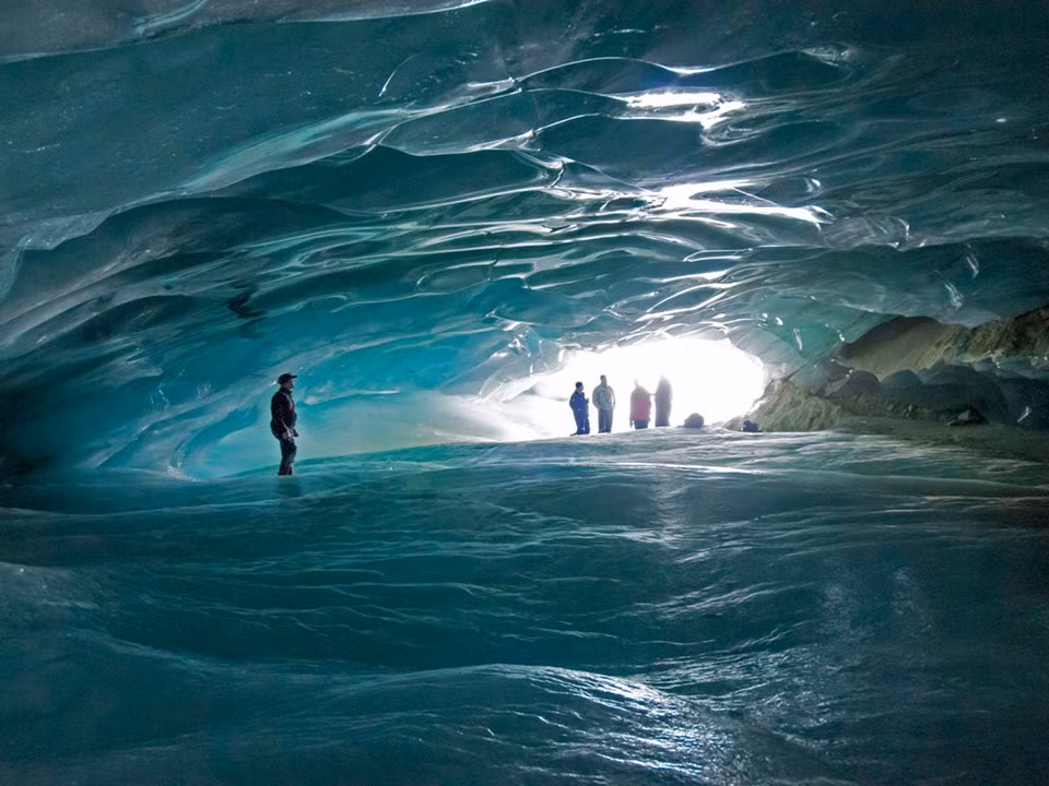 Tham quan hang động bằng máy bay trực thăng tại Four Seasons Resort và Residences Whistler, Whistler, Canada: Four Seasons Resort and Residences Whistler đã hợp tác với Headline Mountain Holidays để mang đến trải nghiệm phiêu lưu sang trọng dành cho khách hàng. Tại đây, du khách có cơ hội ngồi trực thăng riêng đến đảo băng ở cực nam của Canada và tham quan những hang động băng tại đây với hướng dẫn viên. Mức chi phí cho dịch vụ này là khoảng 1.400 USD cho một người. Ảnh: Four Seasons.