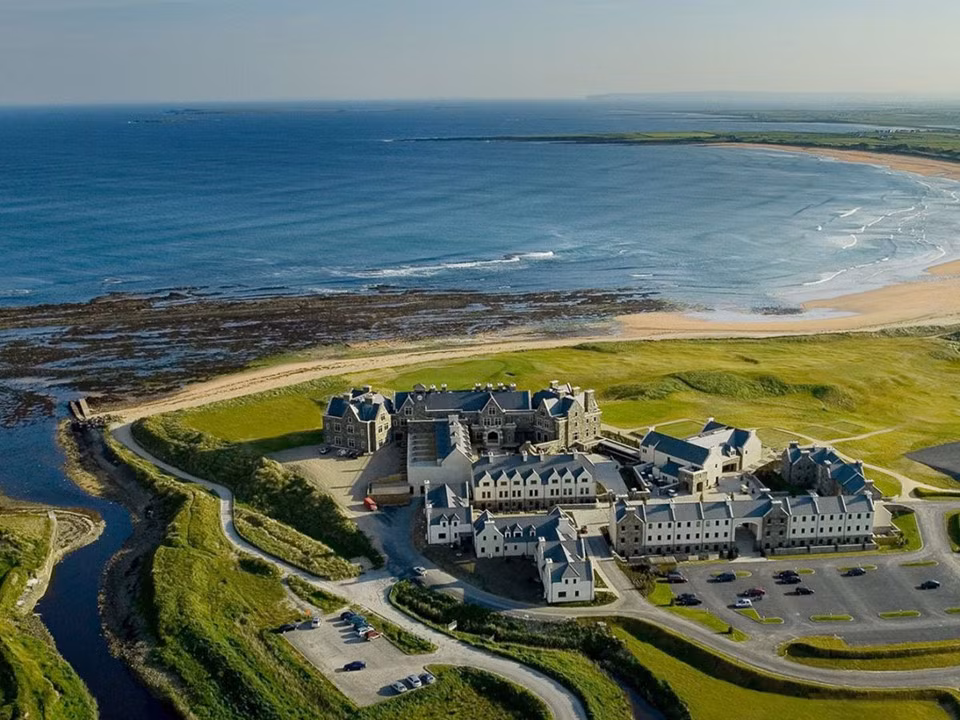 Nghiên cứu phả hệ gia đình ở Trump International Golf Links &amp; Hotel, Clare, Ireland: Nếu bạn đã từng tự hỏi về tổ tiên gia đình mình, Trump International Golf Links &amp; Hotel sẽ giúp bạn giải đáp những thắc mắc đó. Tại đây, một nhà nghiên cứu phả hệ có thể giúp bạn khám phá và tìm hiểu về lịch sử gia đình của bạn với chi phí khoảng 200 USD. Ảnh: Facebook/Trump International Doonbeg.