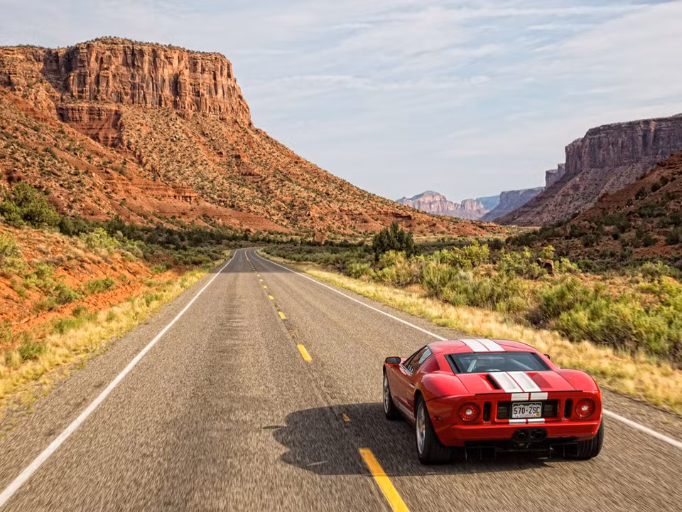 Lái xe thể thao tại Gateway Canyons Resort and Spa, Gateway, Colorado, Mỹ: Với dịch vụ "Driven Experiences" tại Gateway Canyons Resort , du khách có thể ra ngoài cùng một trong những chiếc xe thể thao tại khách sạn, bao gồm Porsche 911 Carrera Coupe, Mercedes-Benz SL550 và Ford Mustang Shelby GT. Trước khi giao xe, du khách sẽ được các hướng dẫn viên dày dặn kinh nghiệm tại đây hướng dẫn và huấn luyện về các kỹ năng cần thiết. Để trải nghiệm dịch vụ này, du khách cần chi trả khoảng 150 USD cho 4 giờ. Ảnh: Gateway Canyons Resort and Spa.