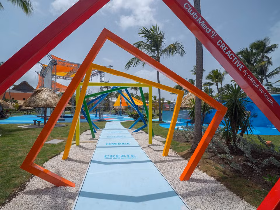 Cirque du Soleil tại Club Med Punta Cana, Punta Cana, Dominican: tại Club Med Punta Cana bạn có thể được dạy cách để trở thành một người biểu diễn nhào lộn. Chương trình tập thể dục "CREACTIVE" tại đây dạy cho du khách hơn 30 kỹ năng nhào lộn khác nhau. Tại đây, bạn sẽ học được tất cả mọi thứ từ các bài tập đu trên không, nhảy bungee cho đến các kỹ năng trên không dưới sự giám sát của nhân viên Cirque du Soleil. Dịch vụ này được cung cấp miễn phí cho tất cả khách lưu trú tại khách sạn. Ảnh: Club Med.