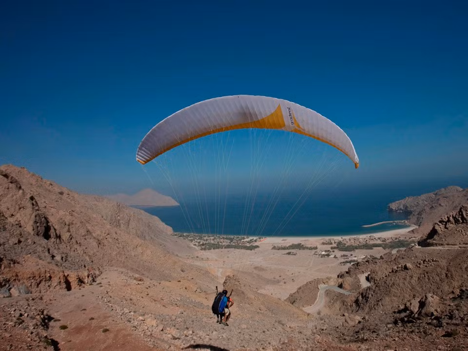 Nhảy dù ở Six Senses Zighy Bay, Dibba-Musandam, Oman: Tại Six Senses Zighy Bay, dịch vụ nhảy dù chuyên nghiệp của khách sạn mang đến cho du khách cơ hội ngắm nhìn toàn cảnh vịnh Zighy từ đỉnh núi có độ cao gần 300 m. Phí dịch vụ là khoảng 180 USD một người. Ảnh: Six Senses Zighy Bay.