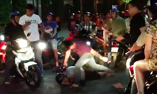 Nam thanh niên cầm cọc tiền chửi bới bị hàng chục người vây đánh đến bất tỉnh.