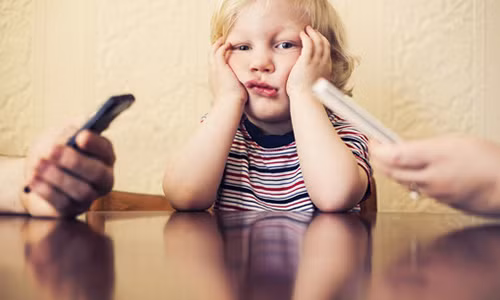 Bo me me dien thoai: Anh huong khon luong toi con cai