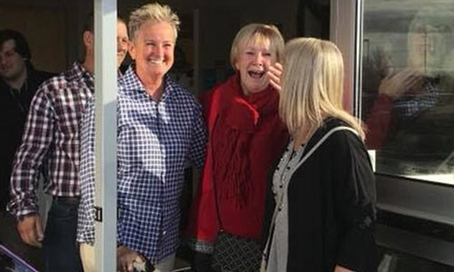 Judy (áo đỏ) hạnh phúc vào ngày được ân xá. (Ảnh: dailymail)