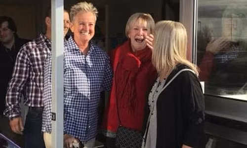 Judy (áo đỏ) hạnh phúc vào ngày được ân xá. (Ảnh: dailymail)