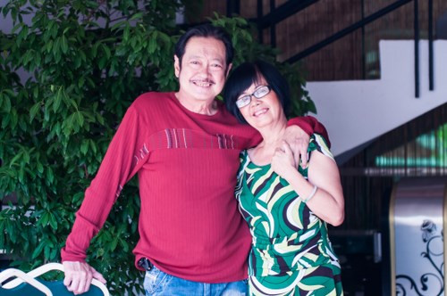 Vượt qua mọi khó khăn, nghệ sĩ Chánh Tín và vợ vẫn hạnh phúc bên nhau.