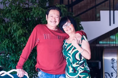 Vượt qua mọi khó khăn, nghệ sĩ Chánh Tín và vợ vẫn hạnh phúc bên nhau.