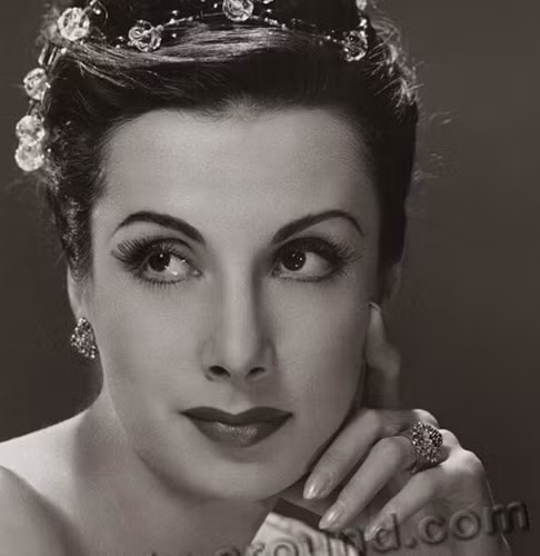 Tamara Tumanova – vũ công ballet chính, biên đạo múa và diễn viên.