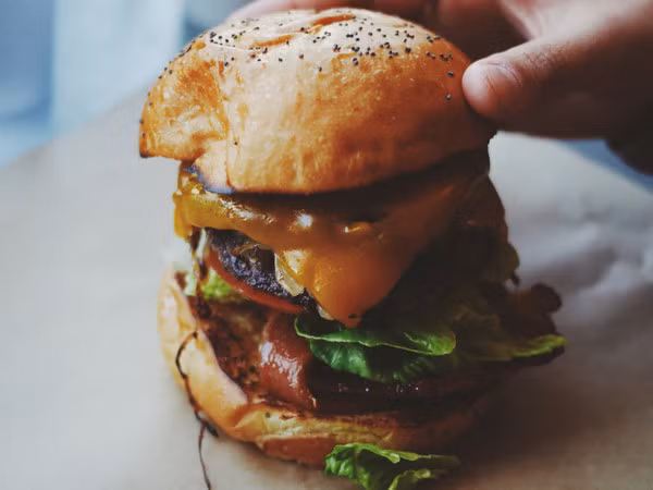 Bánh burger: Làm bánh burger một cách đơn giản bằng một miếng đậu nành, đậu chickpeas, hoặc đậu khác, một lát phô mai, cà chua, nấm, kẹp vào bánh của mình. Tổng calo trong 1 bánh mì burger 100g = 170.