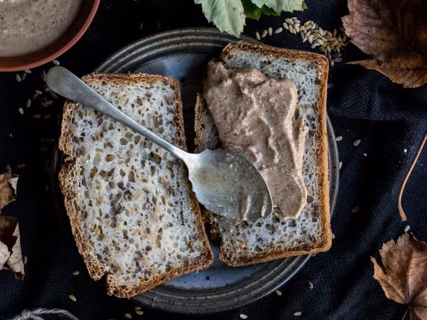 Bơ đậu phộng và bánh mì chuối: Chỉ cần 2 lát bánh mì nguyên chất, 2 muỗng canh bơ đậu phộng, và nửa quả chuối. Cho bơ đậu phộng trên một miếng bánh mì, trải miếng chuối bên trên nó, và sau đó đóng bánh sandwich với các miếng khác.