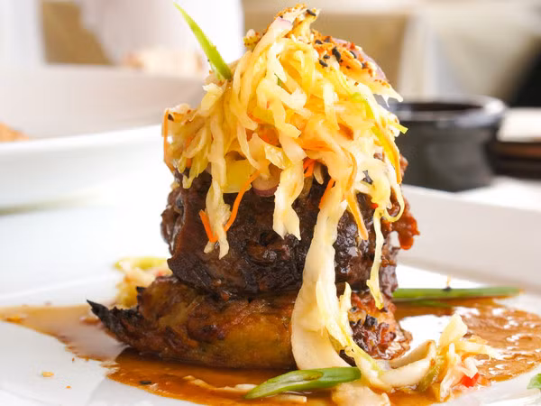 Gà nướng nướng và rau: Chỉ cần rang một phần thịt gà với gia vị ưa thích của bạn và thêm một số rau rau xào để hoàn thành bữa ăn của bạn.